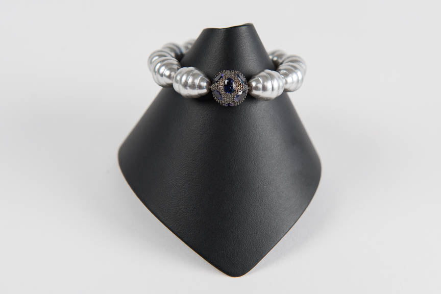 Mother of pearl with iolite bead